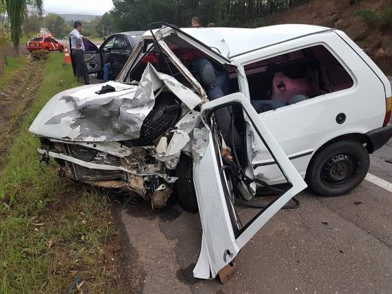 Veículos colidiram frontalmente 

e, em seguida, um terceiro carro se envolveu no acidente. Feridos foram levados para o Hospital Bom Jesus, em Taquara. A pista foi liberada por volta das 11h