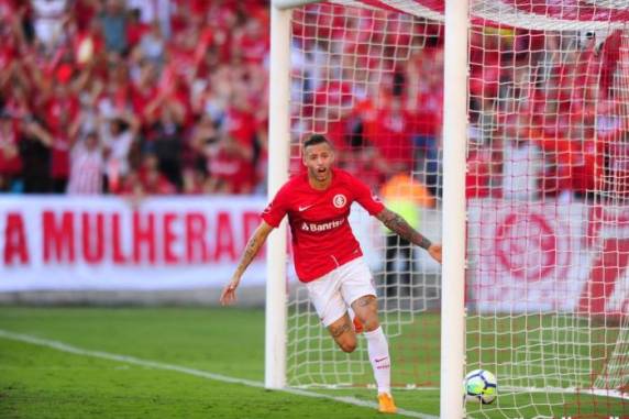 Uruguaio fez um gol em cada tempo para definir o triunfo 

na primeira rodada da competição