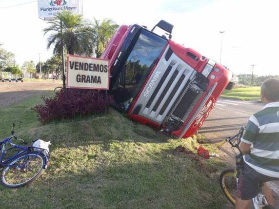 Ao contornar o trevo de acesso de Arroio do Meio, o condutor perdeu o controle da direção e tombou