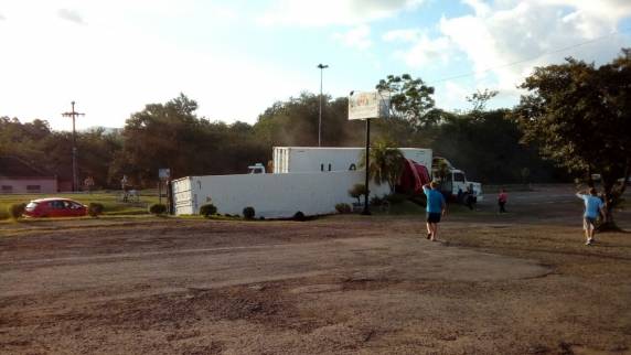 Ao contornar o trevo de acesso de Arroio do Meio, o condutor perdeu o controle da direção e tombou