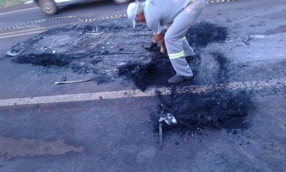 Motorista morre carbonizado após colisão frontal
entre veículos na RS 344 em Santo Ângelo - foto 4