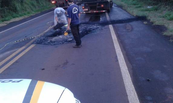 Motorista morre carbonizado após colisão frontal
entre veículos na RS 344 em Santo Ângelo - foto 8