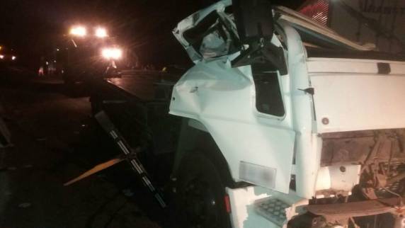 Segundo PRF, colisão envolveu 3 caminhões e um carro. Pista foi liberada às 21h