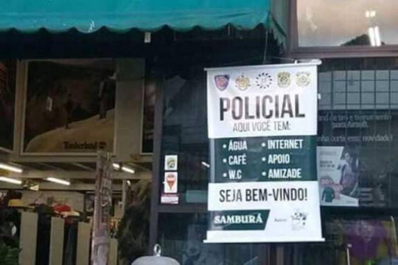 Anúncio em frente à Samburá Casa de Caça e Pesca chama a atenção de quem passa pela Avenida Rio Branco