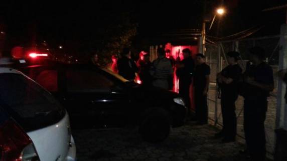 Segundo informações da polícia, criminosos passaram atirando contra moradores