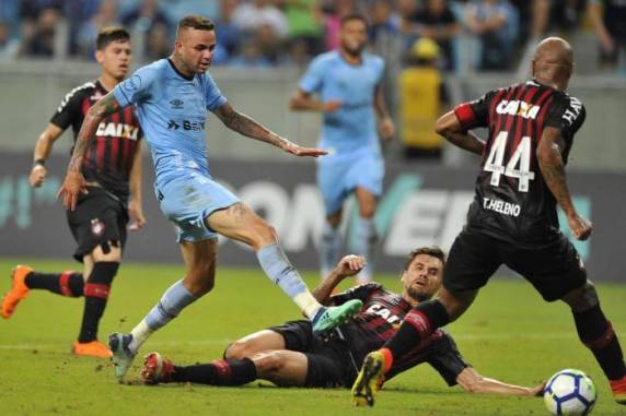 Time de Renato não conseguiu 

superar time paranaense, que terminou partida com um a menos