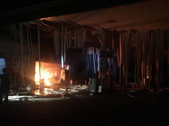 Explosão em caixa eletrônico causa 

incêndio em parte de posto de combustíveis em Vale Real - foto 2