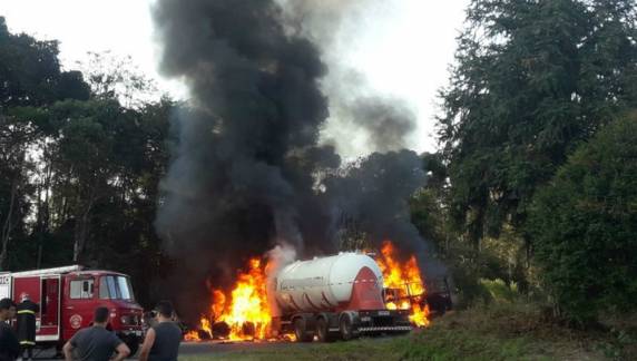 Segundo bombeiros, uma pessoa morreu e outra ficou ferida. Batida aconteceu na tarde desta segunda-feira (23)