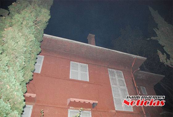 Corpo de Bombeiros combate
princípio de incêndio em casa desabitada no Centro de Três de Maio - foto 2