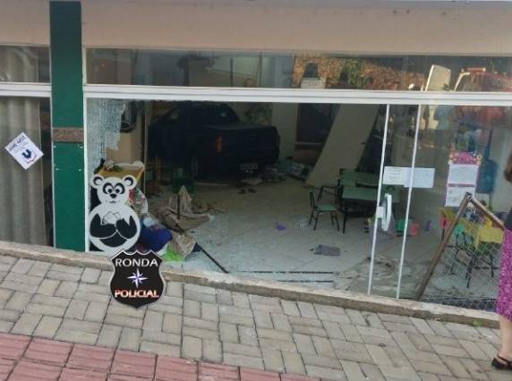 Motorista embriagado invade creche e deixa seis crianças feridas no final da tarde, em Chapecó - foto 5