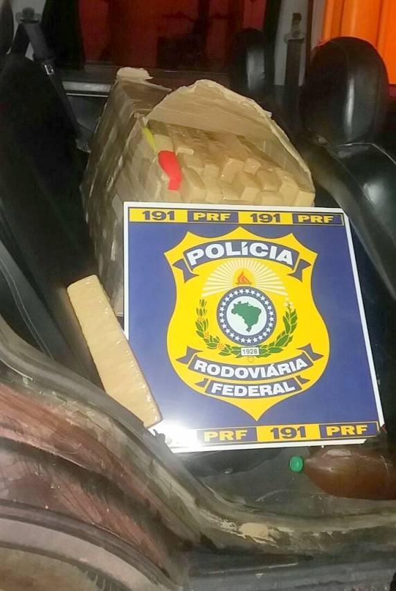 PRF
apreende quase cem quilos de maconha e detém três pessoas na BR 101 em Joinville - foto 4