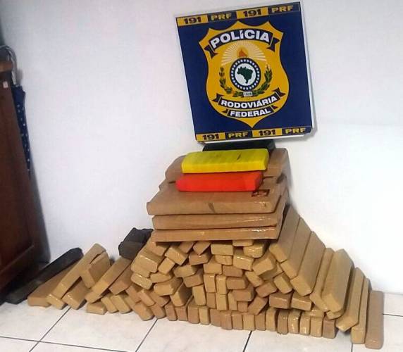 PRF
apreende quase cem quilos de maconha e detém três pessoas na BR 101 em Joinville - foto 2