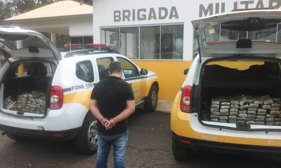 No total, 228 tabletes da droga estavam escondidos no carro