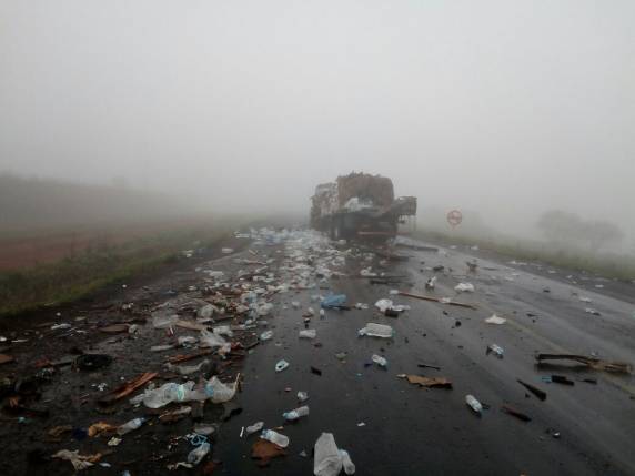 Caminhoneiro morre em acidente que envolveu três
veículos na BR 158 - foto 2