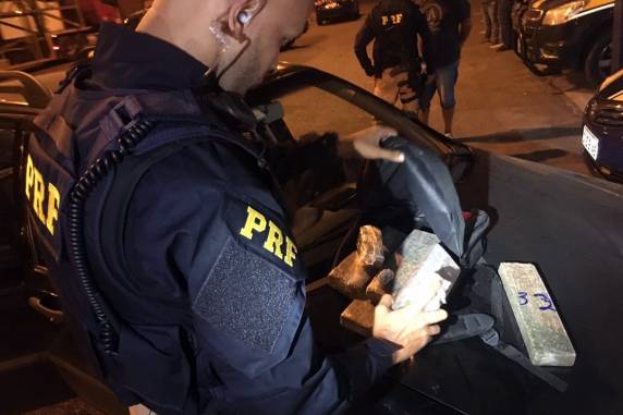 Maconha e anfetamina que seriam vendidos em Itapema são apreendidos na BR 101 em Joinville e um homem é
preso - foto 2