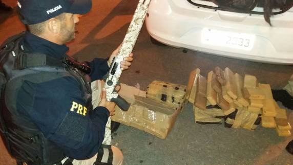 Três homens são presos com quase cem quilos de maconha e duas espingardas na BR 101 em Barra Velha - foto 2