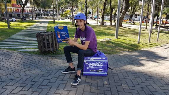 Febre em todo país, as 

cobiçadas figurinhas estão em falta nas bancas. Foi aí que o James Delivery resolveu ajudar o público nas cidades de Curitiba (PR), São Paulo (SP) e Balneário Camboriú (SC)