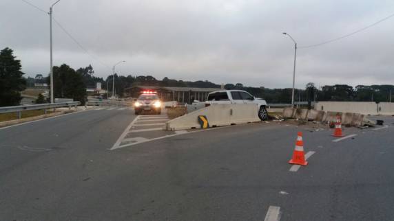 Depois de furar barreira policial motorista bate caminhonete e é preso em Tijucas do Sul - foto 3