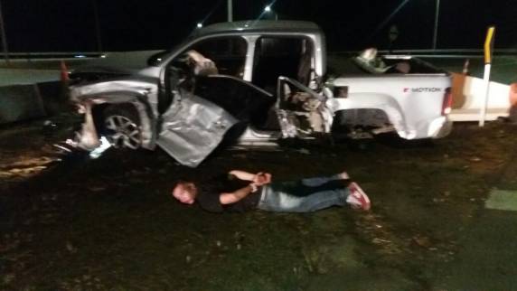 Depois de furar barreira policial motorista bate caminhonete e é preso em Tijucas do Sul - foto 4