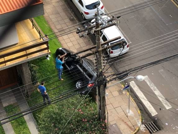 Acidente movimenta grande aparato de resgate no centro de Passo Fundo - foto 4