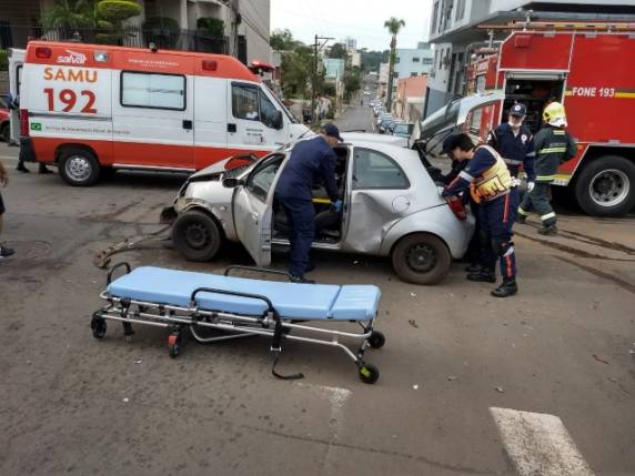 Acidente movimenta grande aparato de resgate no centro de Passo Fundo - foto 6
