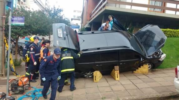 Acidente movimenta grande aparato de resgate no centro de Passo Fundo - foto 5