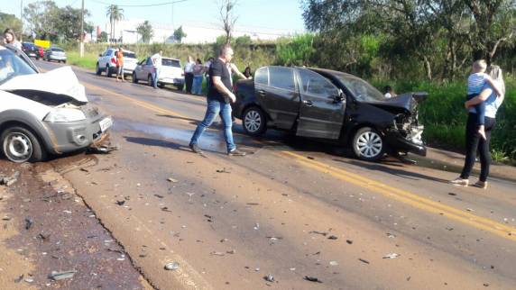 Acidente com
quatro feridos na BR 285 em Ijuí - foto 2