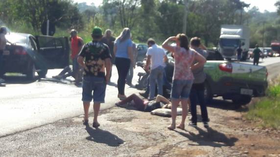 Acidente com
quatro feridos na BR 285 em Ijuí - foto 3