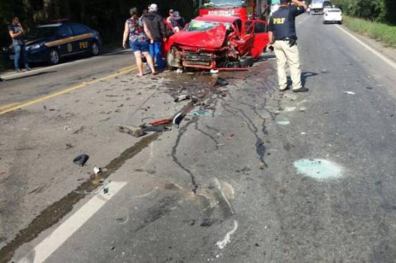 Acidente com cinco veículos na BR-470 deixa duas pessoas gravemente
feridas - foto 3