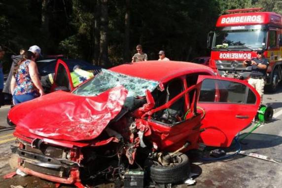 Acidente com cinco veículos na BR-470 deixa duas pessoas gravemente
feridas - foto 2