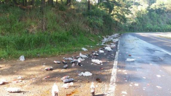 Carga tombada causa acidente na BR-386, em Pouso Novo - foto 4