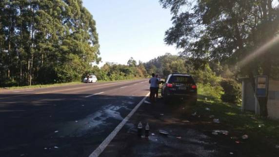 Carga tombada causa acidente na BR-386, em Pouso Novo - foto 3