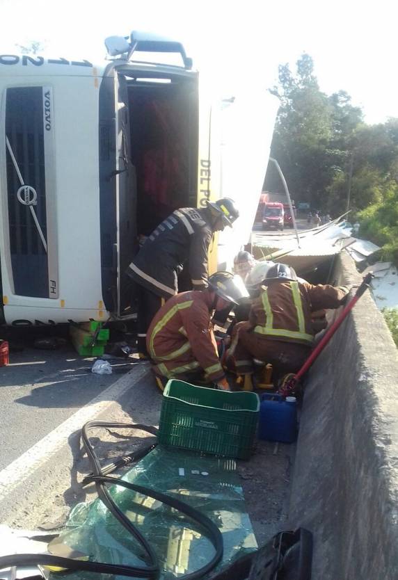 Ponte na divisa entre Ascurra e Rodeio está interditada. Condutor de 61 anos foi levado para hospital