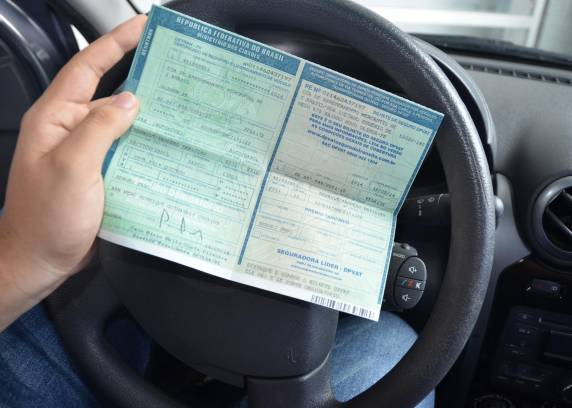 Dirigir veículo com licenciamento vencido é infração gravíssima, passível de multa de quase R$ 300 e sete pontos na Carteira Nacional de 

Habilitação