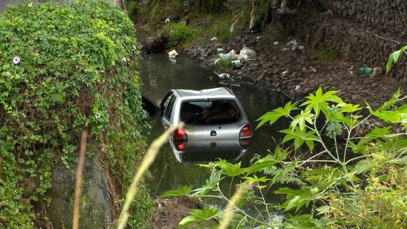 Veículo que a vítima dirigia foi parar embaixo de uma ponte. Idoso de 71 anos foi 

socorrido por bombeiros e médicos do Samu, mas não resistiu