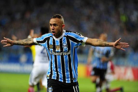 Atacante marcou dois gols no 5 a 0 sobre os paraguaios