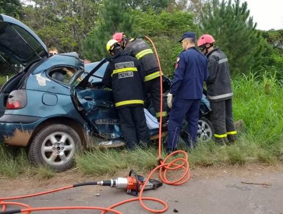 Três pessoas ficaram presas às ferragens dos 

veículos