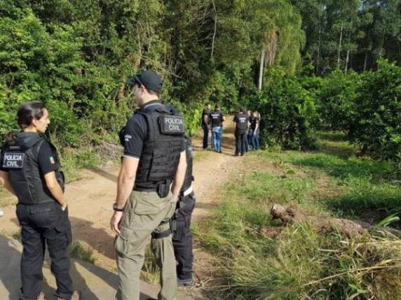 Leandro de Oliveira 

Lopes trabalhava para a Delegacia de Homicídios de Canoas e cumpria mandado de prisão de um foragido