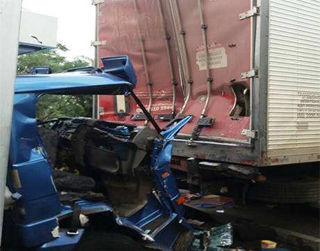 Colisão entre caminhões na BR 287 em Santiago deixa dois homens com ferimentos graves - foto 2