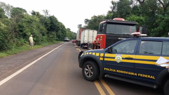 Colisão entre caminhões na BR 287 em Santiago deixa dois homens com ferimentos graves - foto 4