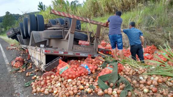 Caminhão com carga 

de cebola capota na RSC 472 - foto 4