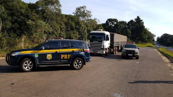 Ação conjunta PRF e PM apreende 500 mil maços de cigarros
contrabandeados e prende um homem na BR 282 em Vargem Bonita - foto 2