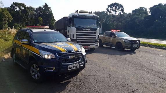 Ação conjunta PRF e PM apreende 500 mil maços de cigarros
contrabandeados e prende um homem na BR 282 em Vargem Bonita - foto 3