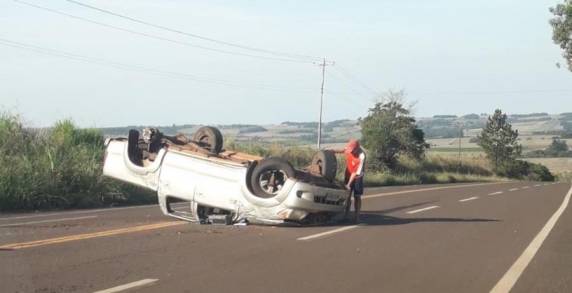 Caminhonete capota depois de colidir contra um automóvel em Cândido Godói - foto 3