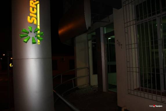 Duas agências bancárias são atacadas em Água Santa nesta 

madrugada - foto 3