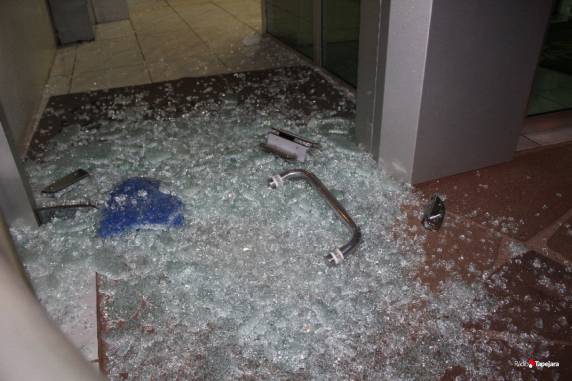 Duas agências bancárias são atacadas em Água Santa nesta 

madrugada - foto 4