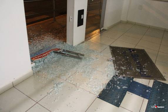 Duas agências bancárias são atacadas em Água Santa nesta 

madrugada - foto 2