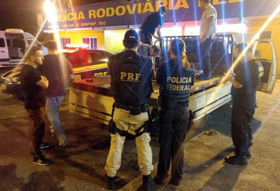 Operação conjunta PRF e PF apreende 200 quilos de maconha escondida embaixo do assoalho de caminhonete em Barra
Velha - foto 4