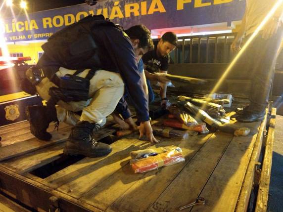 Operação conjunta PRF e PF apreende 200 quilos de maconha escondida embaixo do assoalho de caminhonete em Barra
Velha - foto 3
