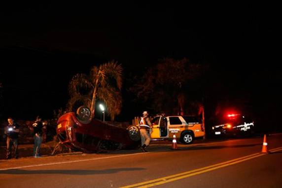 Capotamento aconteceu na noite desta sexta-feira, nas proximidades do acesso a Rio Pardinho
